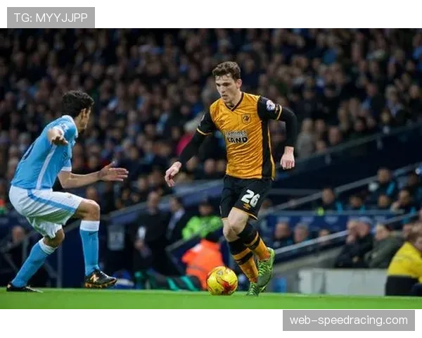 战术镜头：莱比锡变阵三中卫，试图遏制多特蒙德的边路进攻。